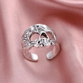 Anello gotico retrò con teschio in argento dal design aperto su sfondo di raso rosa - Aperto Regolabile / Stile teschio argento antico (A-678)