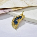 Pendentif en or serti de pierres bleues sur surface en marbre avec vieilles lettres - Bleu-Style 1