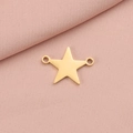 Detalle del colgante estrella dorada de dos agujeros sobre tela rosa texturizada - Chapado en Oro 18K