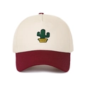 Détail de la broderie cactus sur une casquette de baseball beige et bordeaux bicolore - Beige/Rouge Vin