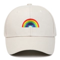 Klassische hellbeige Baseballkappe mit bunter Regenbogenstickerei auf der Vorderseite - Verstellbar / Gebrochenes Weiß