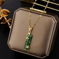 Collana in acciaio titanio dorato con pendente in bambù verde su portagioie marrone - Stile Verde di Bambù Ricco (8996) / Oro + Verde