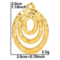 Vista macro de colgante ovalado de acero chapado en oro 18k con textura de martillo y medidas - Colgante / Dorado