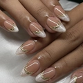Korte amandel plaknagels met witte marmeren French tips en gouden lijntjes - Witte Marmeren Smudge Franse Stijl (JP3726)