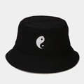 Gros plan sur la broderie Yin Yang et les coutures d'un chapeau bob en toile noire - M(56-58cm) / Noir