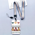 Ausweishülle mit Lanyard im Ethno-Stil und geometrischem Muster in Blau und Beige - Dreieckspunkte mit Lanyard