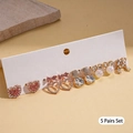Set di 5 paia di orecchini dorati con perle, fiocchi di cristallo e motivi a cuore - Oro (Set di 10)