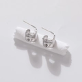Minimalistische silberne unregelmäßige geometrische Ohrringe mit hochwertigem Metallglanz - Weiß K/Silber