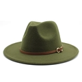 Detail van een olijfgroene fedora hoed met bruine leren band en gouden metalen gesp - M (56-58cm) / Legergroen