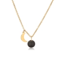 Vue détaillée du collier croissant de lune doré avec perle noire sur fond blanc pur - Or Noir Mat