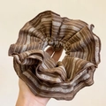 Gros plan d'un chouchou rayé marron et beige avec texture en tricot - Chouchou à 4 Couches Motif Marron