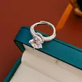 Bague ajourée en argent avec grand zircon rond et diamants pavés sur boîte verte - Style Solitaire à Six Griffes (戒指-银色款式二) / Argenté