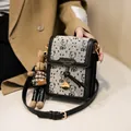 Mini borsa a tracolla in tela ricamata nera e beige con un simpatico ciondolo a coniglio - Nero