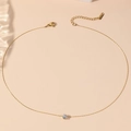 Collar minimalista de titanio dorado con un colgante solitario de circón blanco brillante - Dorado