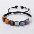 Handgefertigtes Sieben-Chakra-Naturstein-Armband mit verstellbarer schwarzer Kordel - 7 Chakra Quadratische Perlen / Bunt