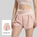 Short de yoga 2 en 1 rose et beige à taille haute, ceinture croisée et ourlet arrondi - S / Bas / Rose Lotus