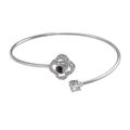 Détail d'un jonc ouvert en argent avec trèfle à pierre de projection et zircons brillants - Bracelet Projection Fleur à Quatre Pétales Argent Blanc K