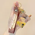 Portachiavi bubble tea con un orsetto carino che galleggia in un liquido giallo in una tazza - Tè al Latte dell'Orso - Stile Tazza