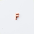 Gepolijste roségouden roestvrijstalen letter F kraal met 1,8 mm gat voor sieraden - Letter F (XKZ007-Roségoud F)