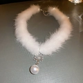 Eleganter weißer Pelz-Choker mit silberner Schneeflocke und großem Perlenanhänger - Weißer Schneeflocken Perlen Stil