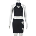 Dettaglio del set due pezzi nero in maglia con ritagli a cuore in strass su top e gonna - S / Nero