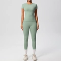 Vue détaillée de l'ensemble de yoga vert menthe avec haut ajusté à manches courtes et legging - S / Haut Et Bas / Vert Basilic