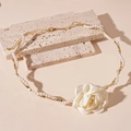 Detalle de flor de tela con perlas sintéticas y cadena dorada para mujer - Gargantilla de Flor Blanca