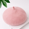 Berretto rosa in lana per bambini con texture morbida su sfondo bianco pulito - Taglia unica / Rosa