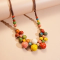 Dettaglio di perle in ceramica colorate fatte a mano e corda intrecciata marrone sulla collana - Collana-Multicolore