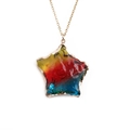 Edelstahl-Halskette in Gold mit einem bunten sternförmigen Anhänger aus Glas - Gelb-Rot-Blau Verlauf