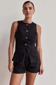 Dettaglio del set denim nero con gilet e pantaloncini che mostra bottoni metallici - Set Gilet Nero + Pantaloncini