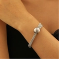 Bracciale a catena ritorta color argento con ciondolo a sfera centrale per donna - Bracciale multistrato con ciondolo a perla argento (M-396)