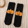 Halloween Plüschsocken in Schwarz mit orangem Kürbisgesicht auf Strickhintergrund - Einheitsgröße / Schwarzer Kürbis (Anti-Rutsch)