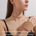 Dettaglio set gioielli con strass rossi, collana, bracciale largo e orecchini a nappa - Base Argento Strass Rossi Set da 3 Pezzi