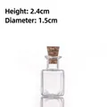 Quadratische Mini-Glasflasche mit Korken, Höhe 2,4 cm und Durchmesser 1,5 cm - Würfel