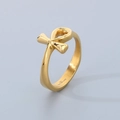 Dettaglio macro dell'anello croce Ankh in acciaio inossidabile 316L con finitura dorata - US 7 / Color Oro (KR111026-KJX)