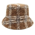 Detail van geruite teddy fleece vissershoed in bruin en crème warme pluche textuur - M (56-58cm) / koffiekleur