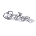 Gros plan sur la broche Queen argentée avec détail couronne et strass brillants - Broche Queen / Argent
