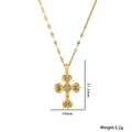 Collana con pendente a croce dorata vintage e gemme trasparenti su sfondo bianco - Oro