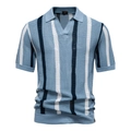 Détail du tissage respirant et des rayures verticales sur ce polo en maille pour homme - S / Bleu clair