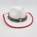 Chapeau de cowboy blanc en laine avec bordure rouge tressée et détails pompons turquoise - Taille unique / Blanc Bord Rouge