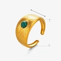 Anello in acciaio dorato con texture radiale e inserto in pietra verde striata - Anello in Malachite