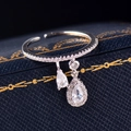 Elegante anillo ajustable de plata con circonitas en gota y banda delgada brillante - Abierto Ajustable / Oro Blanco