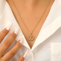 Nahaufnahme der goldenen Brezel-Halskette mit Zirkonia-Steinen auf einer weißen Bluse - Medium KC Gold Halskette (A-755)