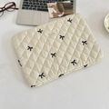 Dettaglio della custodia trapuntata per tablet con ricamo a fiocco ed etichetta - 11" / Cotone Neonato Fiocco