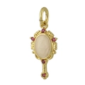 Détail d'un pendentif miroir vintage plaqué or avec des pierres précieuses rouges - Forme de Miroir à Main Vintage