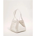 Dettaglio della borsa a secchiello bianca minimalista con texture in pelle a grana litchi - Bianco