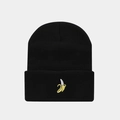Nahaufnahme einer schwarzen Strickmütze mit detaillierter gelber Bananen-Stickerei am Umschlag - Banane / Schwarz