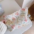 Détail de la trousse de maquillage florale en coton avec étiquette Simple Wish et pull blanc - Branche Fleurie Rouge Orangé