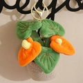 Plüsch-Anthurien-Anhänger in Orange mit grünen Blättern und gewebtem Topf - 10cm Schlüsselanhänger Stil / Orange